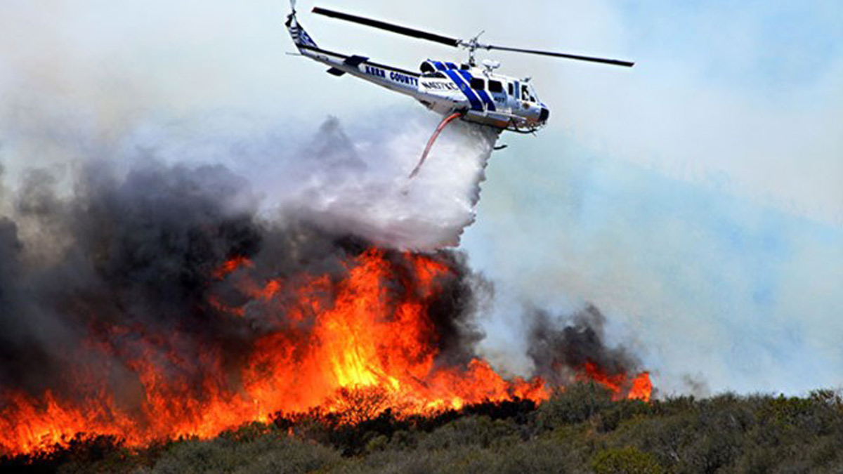 استفاده از بالگرد برای اطفائ آتش جنگل